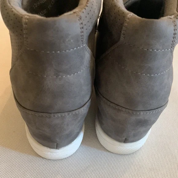 Wedge gray sneaker size woman’s 7 - Picture 3 of 6